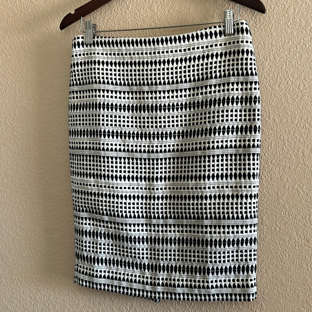 Ann Taylor Loft size 4 black and white dot line pencil skirt